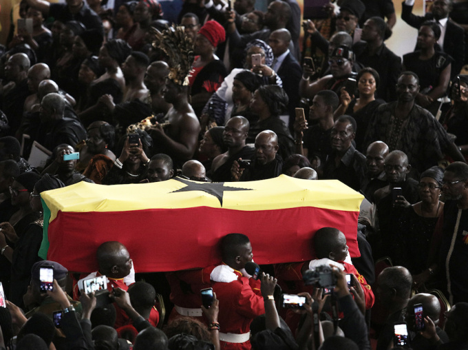 Æresvakter ber kista med Kofi Annan, sveipt i Ghanas flagg. Foto: Francis Kokoroko, Reuters / NTB Scanpix